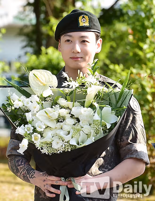제대 신고식에서 꽃다발 안은 방탄 정국
