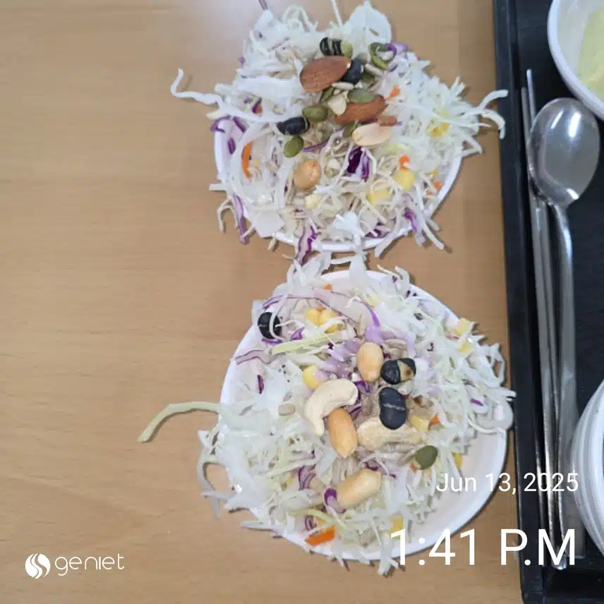 점심은 직원식당에서 버섯만두전골