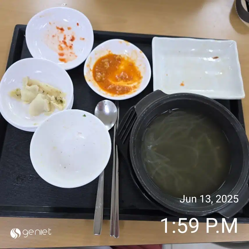 점심은 직원식당에서 버섯만두전골