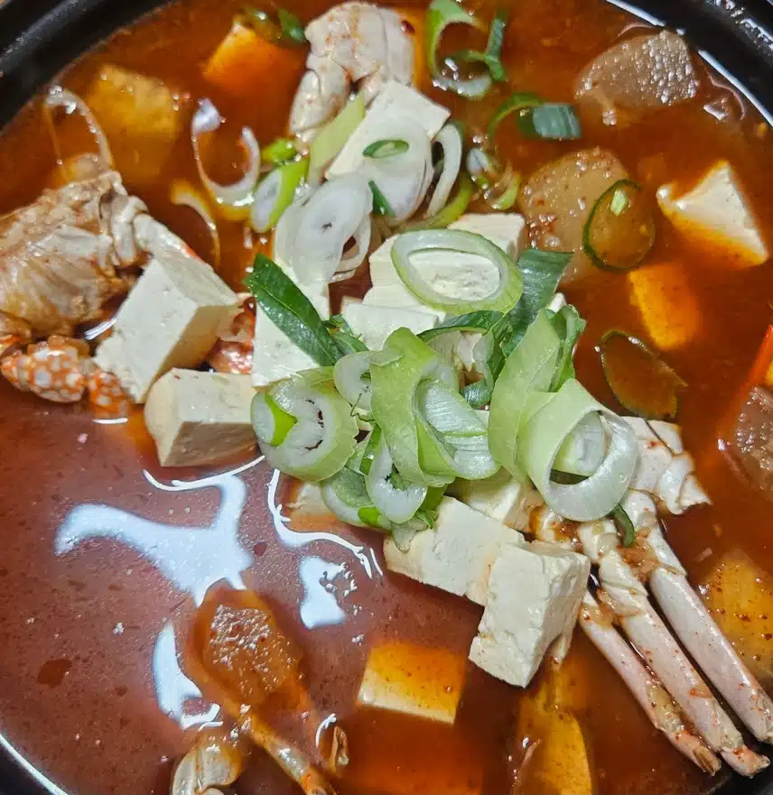 꽃게탕 보글보글 꿇였네요 . 🦀 🦀 