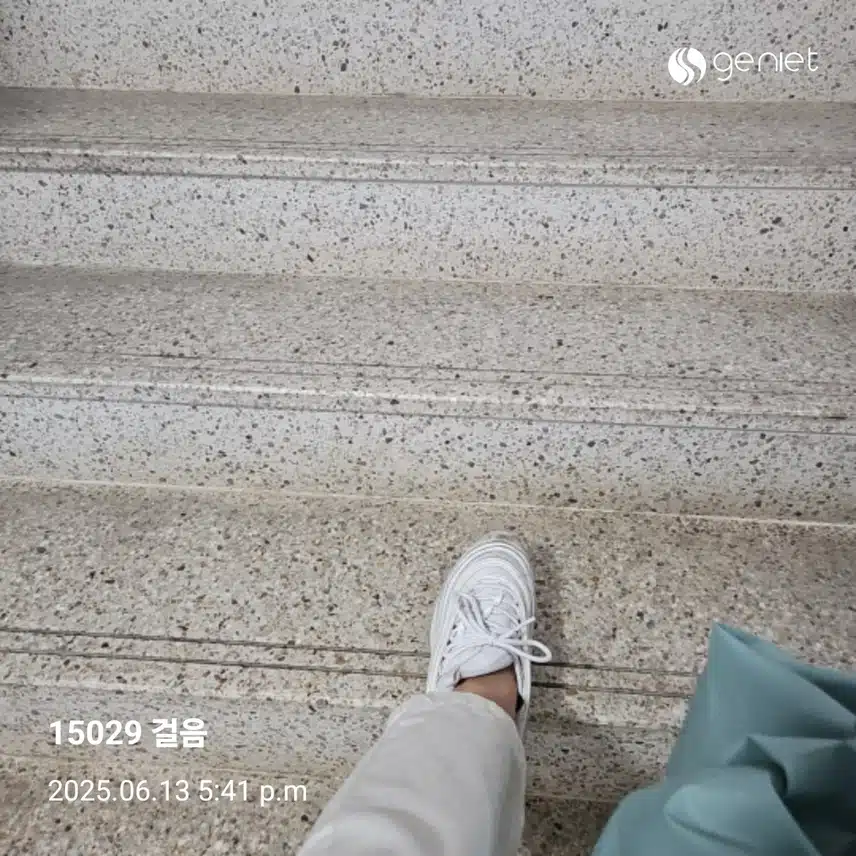 빗소리 음악 삼아 걸었네요. ☔️ 🏃