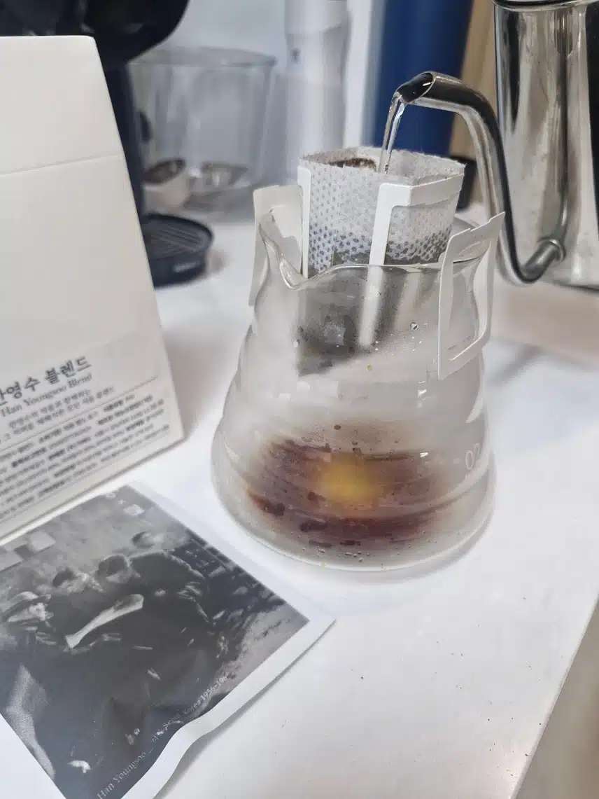 집에서 커피 내려요..