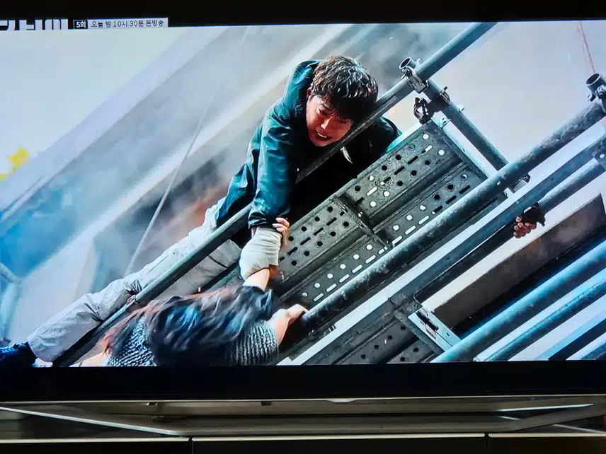 윤동주가 마귀 구해주고 지한나 집에 살게 해주네요