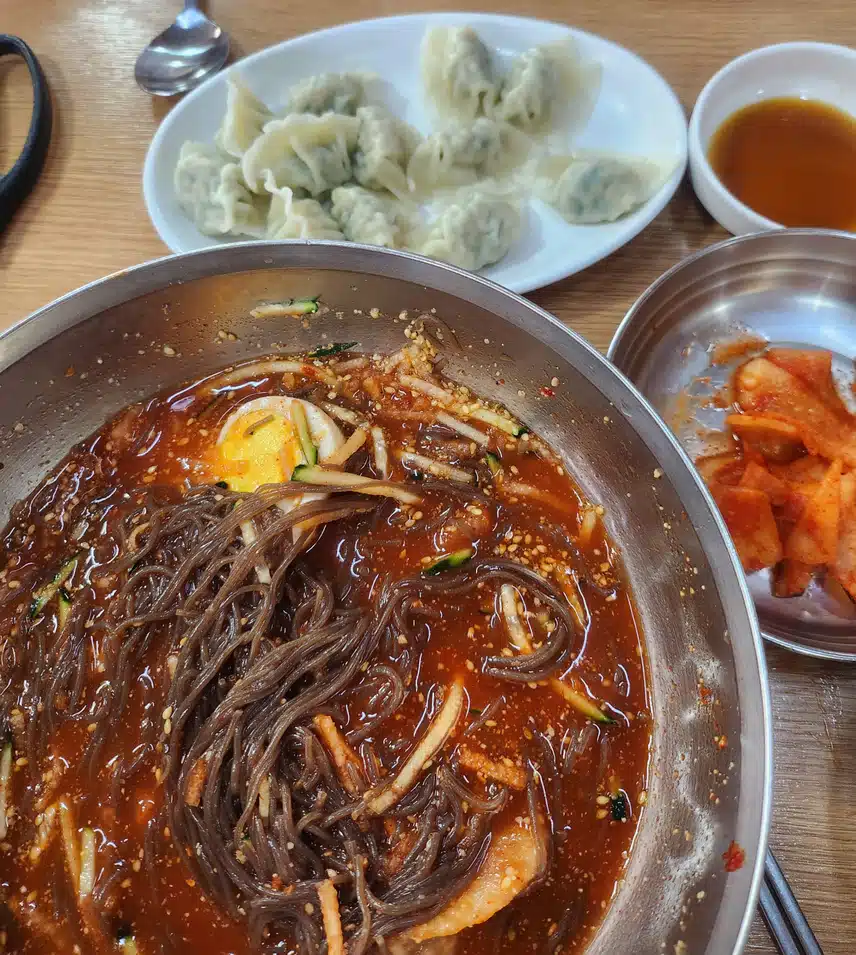 냉면과 물만두 먹어요.