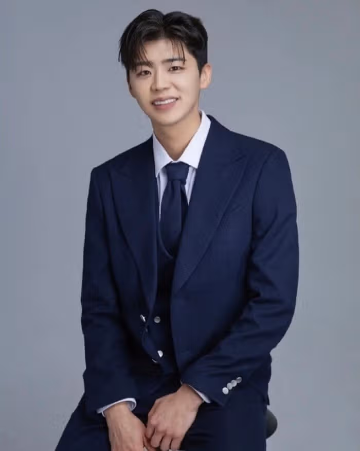 전 박지현 님 특유의 단정한 외모도 참 호감이더라구요
