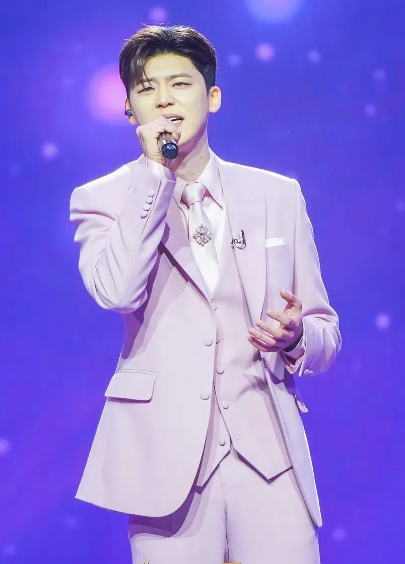 전 박지현 님 특유의 단정한 외모도 참 호감이더라구요