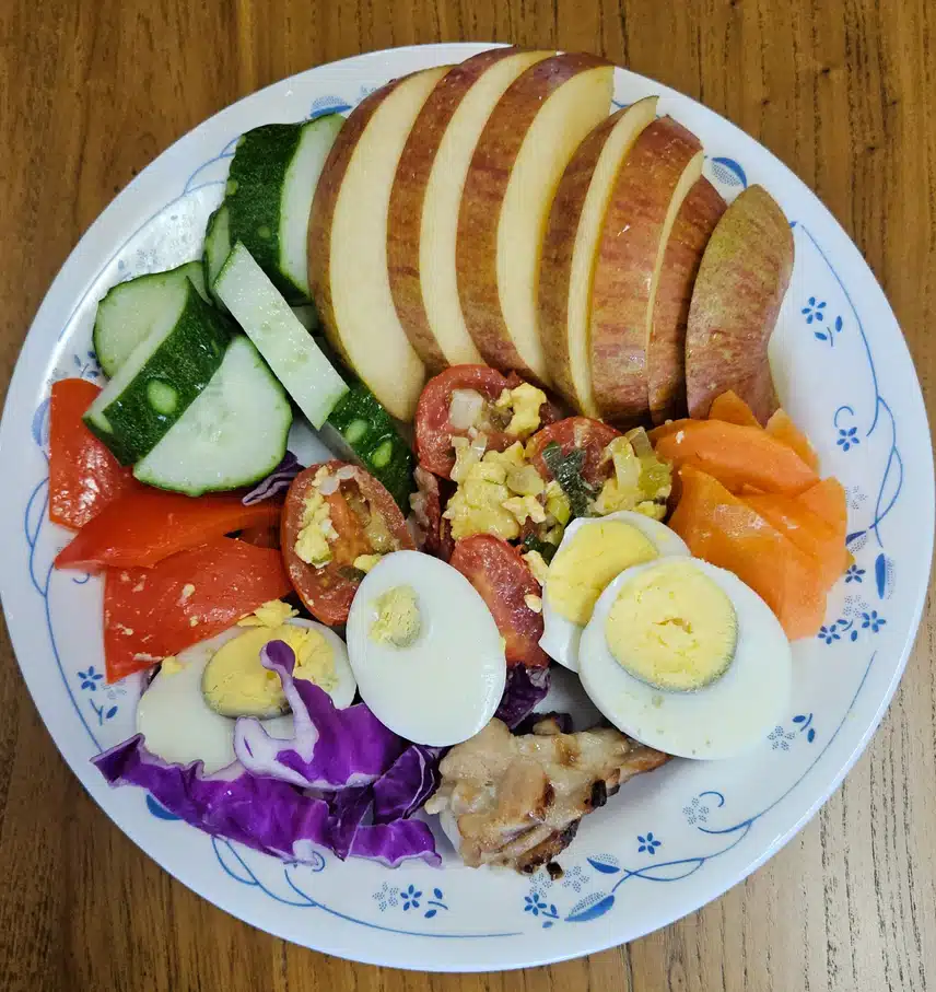 아침 든든하게 챙겨요.🍎🥒🥕🫒🍅🐔