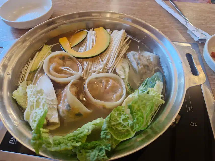 더워도 뜨끈한 만두전골로...