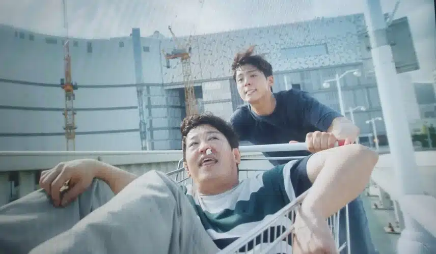 만식이를  살리려고 달리는 동주의 모습