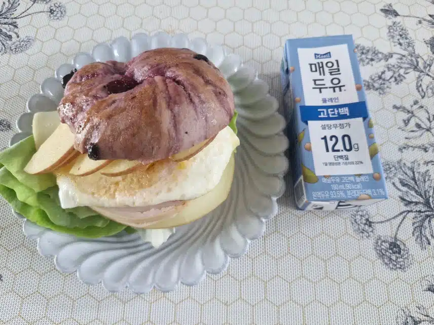 아침은 블루베리 베이글