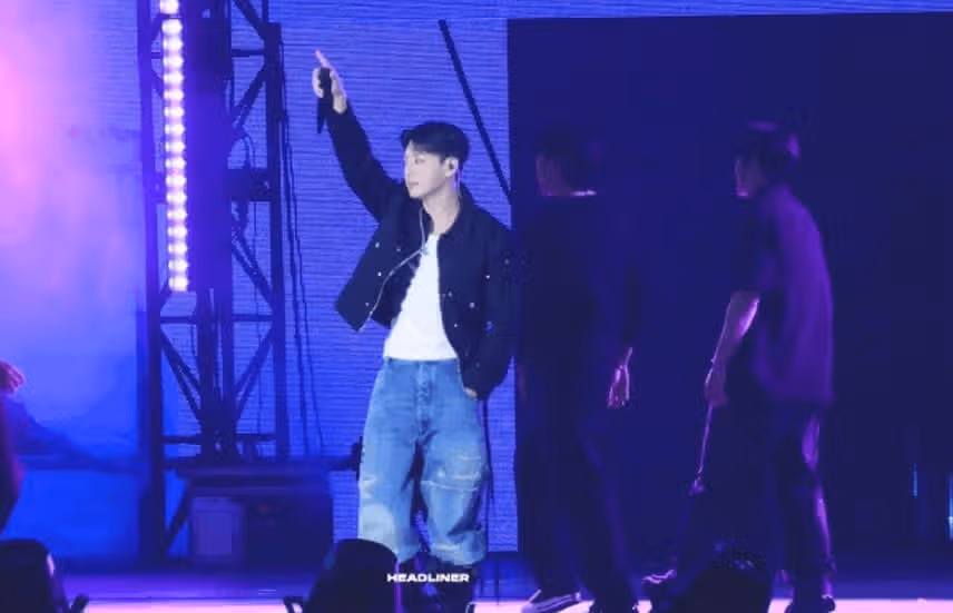정국님 제이홉 앙코르 공연에 깜짝 등장을 했었네요.