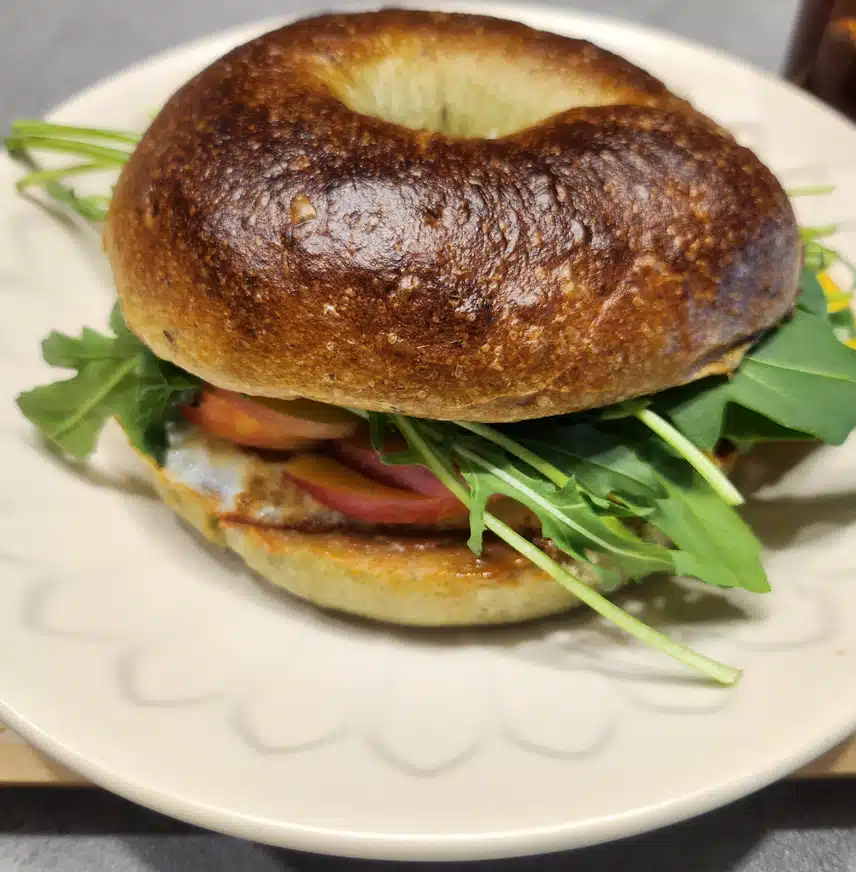 바질 베이글 🥯 루꼴라 샌드위치