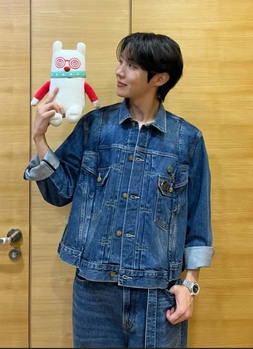 제이홉님 멋진 비주얼보며 하루 시작해요