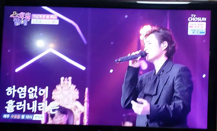 김희재님의  누가울어 무대 너무 잘부르네요 