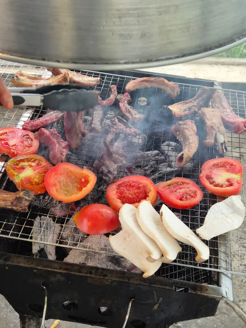 빗속에서 바베큐 먹어요.