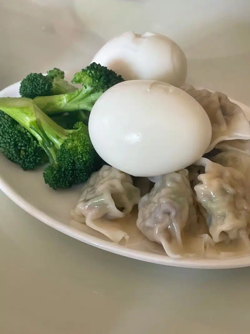 브로콜리 만두 먹어요.