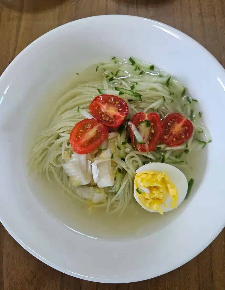 시금치국수 동치미에 말았어요.🌿🍜
