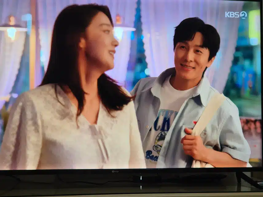 흥수는 모두가 있는 곳에서 옥분이 여자  친구임을 밝힌다