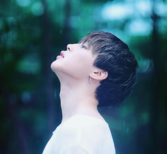 비 맞고 있는 방탄소년단 지민님 사진