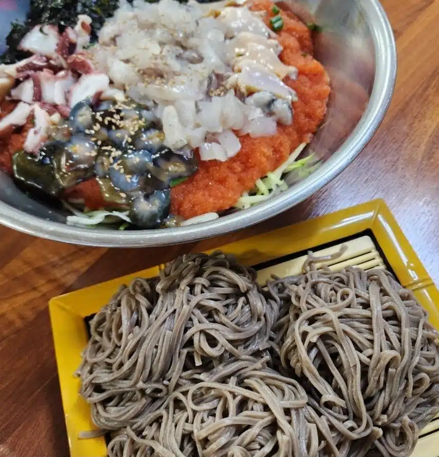 여름하면 물회맛집 빨간등대가 생각나지요