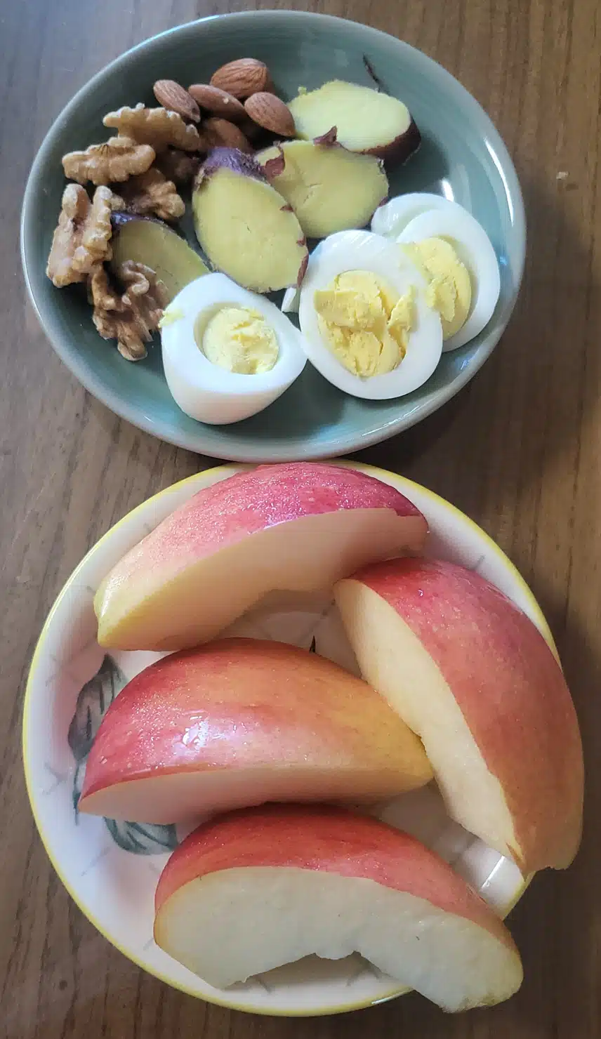 아침 운동 전 간단하게 챙기네요.🍎🍠🥚🥜