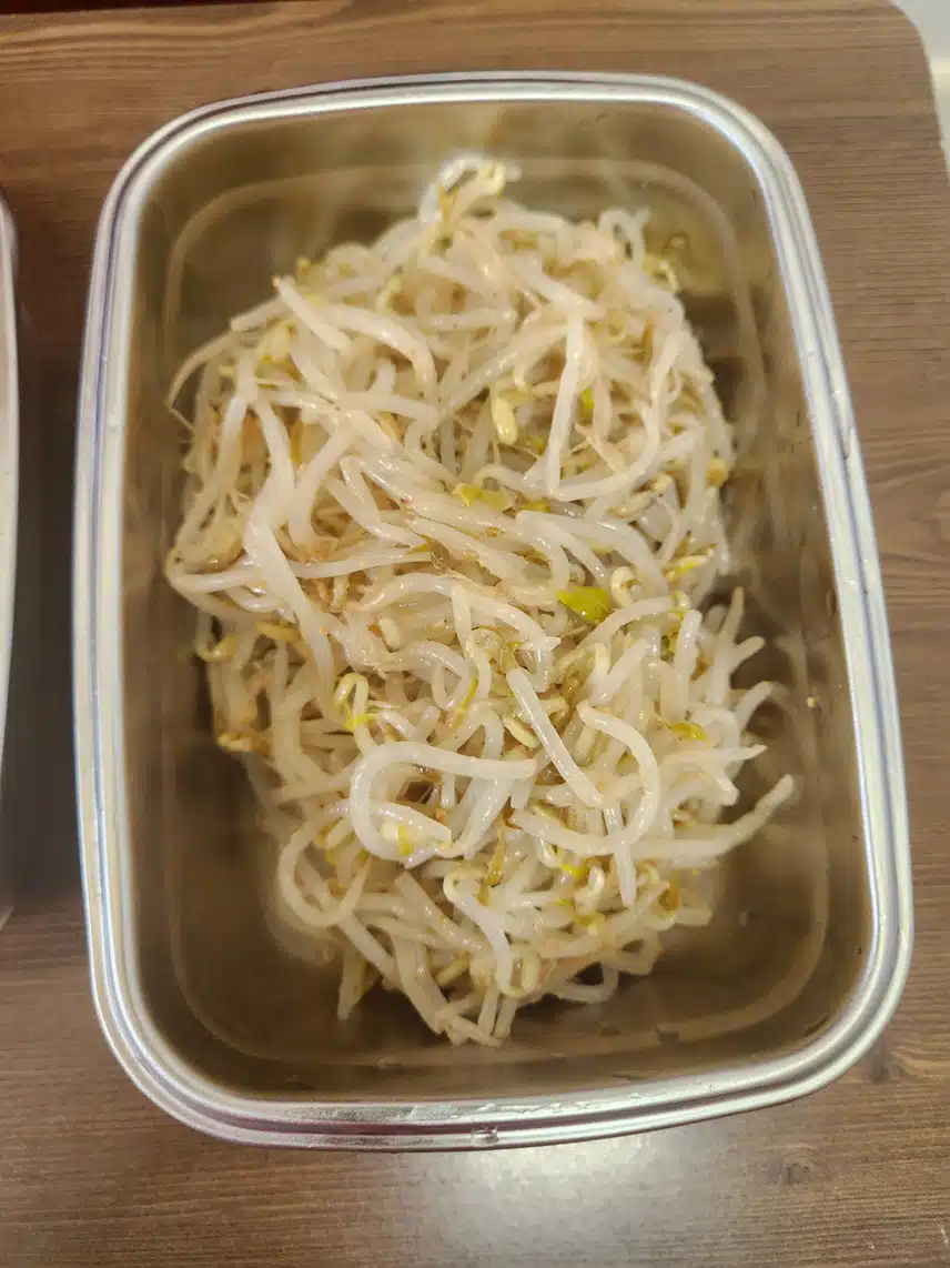 반찬 만들어요.
