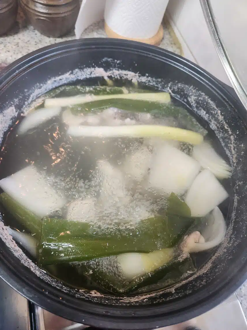 반찬 만들어요.