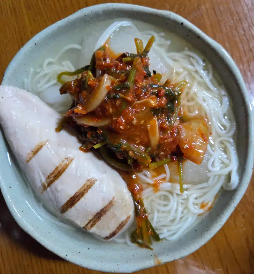 닭가슴살과 국수