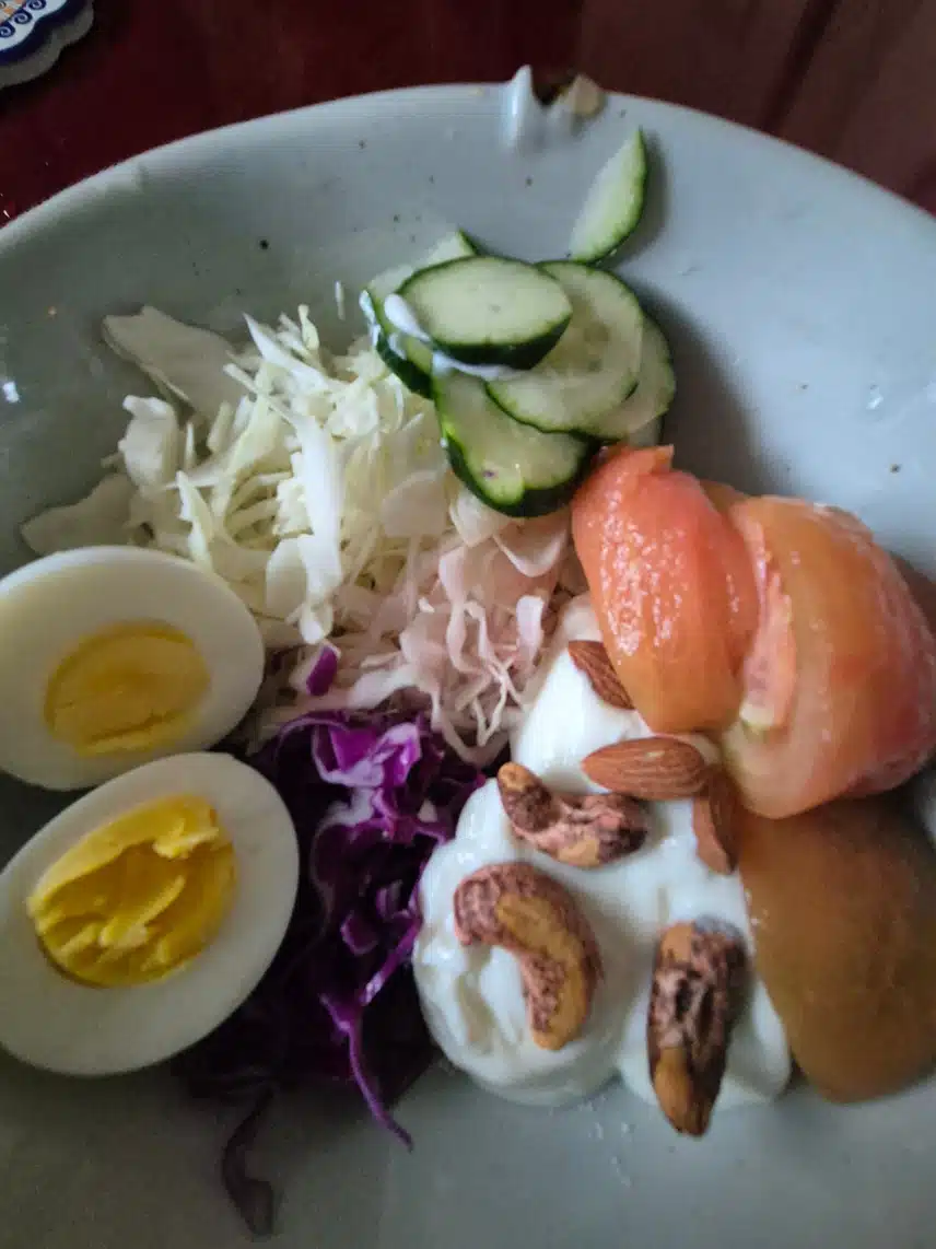 아침은 샐러드로