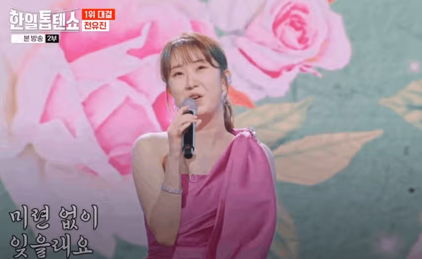 웃으며 노래하는 모습이 예쁘시네요