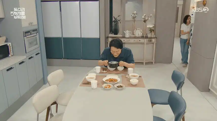 딸이 처음 만들어 준 계란찜 신기하게 구경하는 독고탁