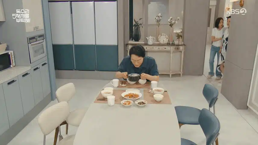 딸이 처음 만들어 준 계란찜 신기하게 구경하는 독고탁