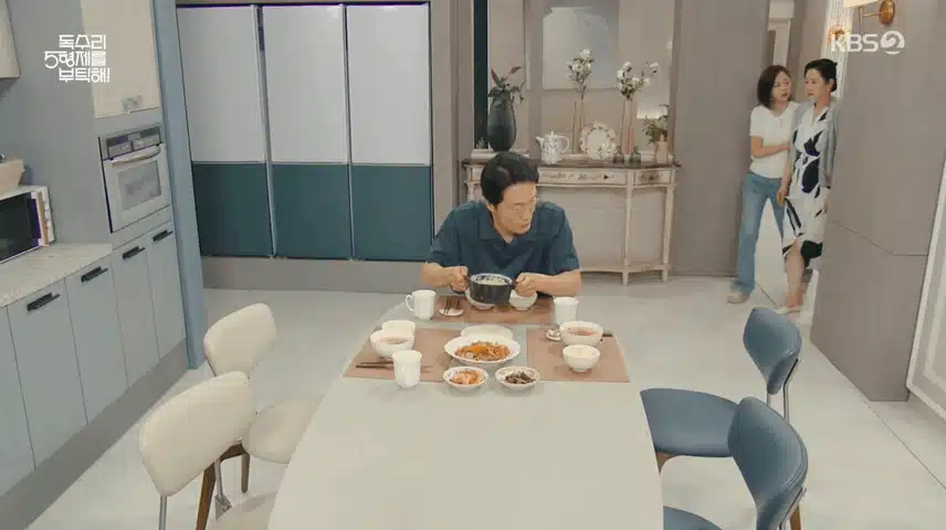 딸이 처음 만들어 준 계란찜 신기하게 구경하는 독고탁