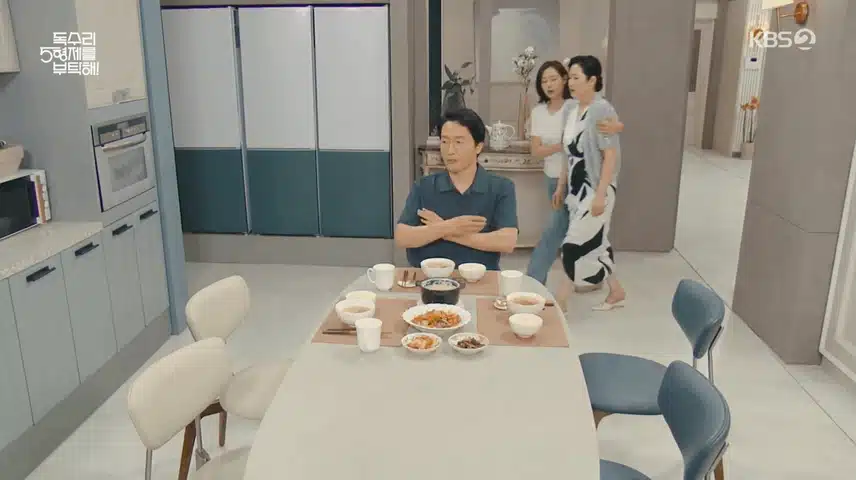 딸이 처음 만들어 준 계란찜 신기하게 구경하는 독고탁