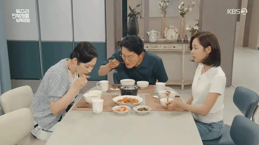 딸이 처음 만들어 준 계란찜 신기하게 구경하는 독고탁