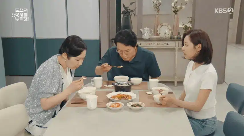 딸이 처음 만들어 준 계란찜 신기하게 구경하는 독고탁