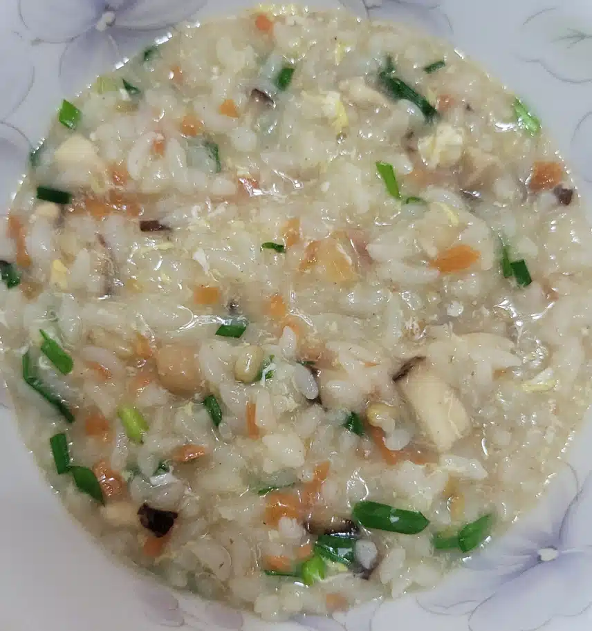 뜨끈한 야채죽 한 그릇 🥣 🥕🧅🍄