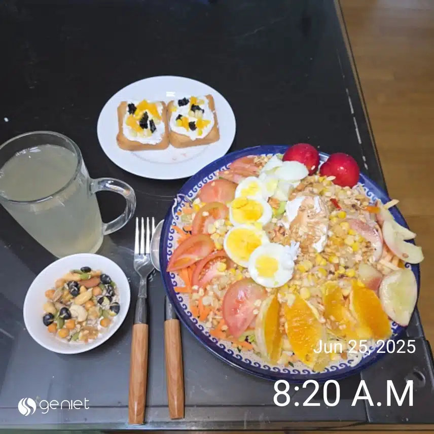 아침은 기본식단(삶은계란 야채과일 샐러드)