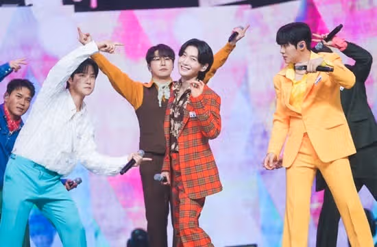 레트로 착장도 완벽 소화하는 사콜세븐 멤버들