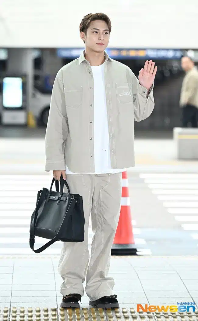 Seventeen's Mingyu leaving for Paris Fashion Week to attend the Dior show