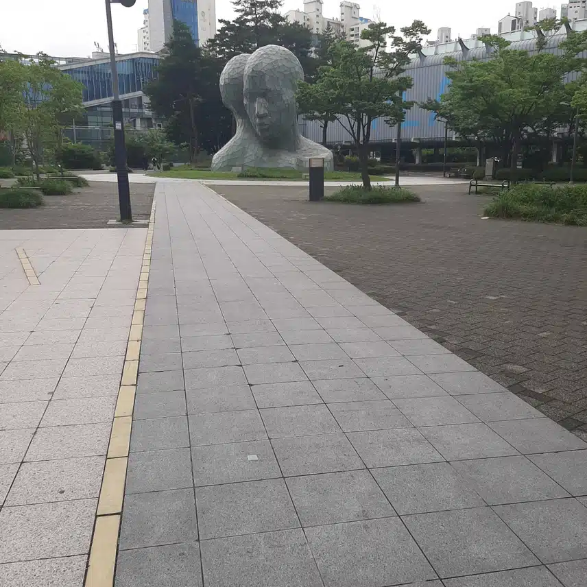 더운 날씨에도 계속 산책하기 