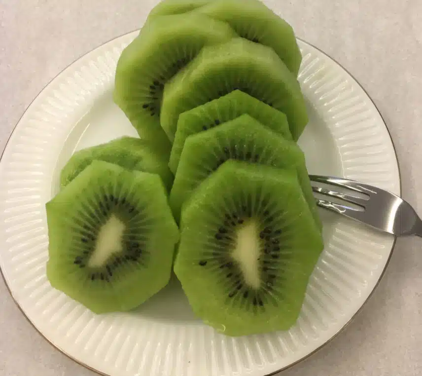 새콤한 키위 🥝 먹어요~