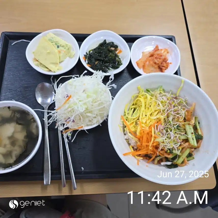 점심은 직원식당에서 꽁보리생열무비빔밥 