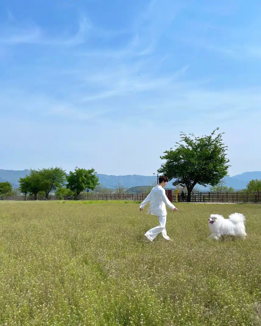 귀여운 강아지와 함께 있는 도영 사진