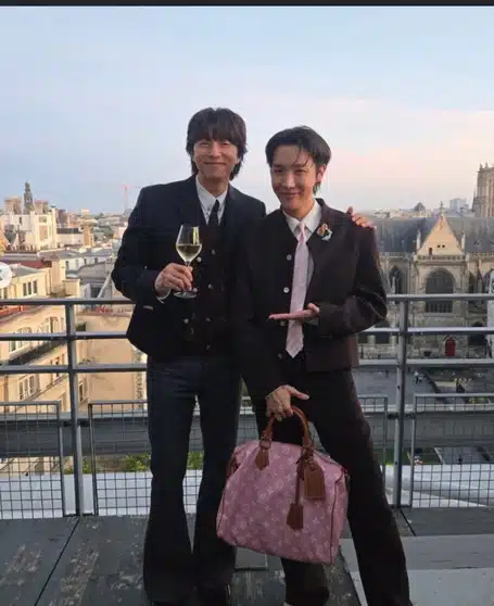 제이홉님 파리에서 공유님과 찍은 사진 인스타에 올리셨네요