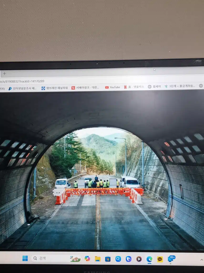 동주는 징계받고도 끝까지 수사에 동참한다