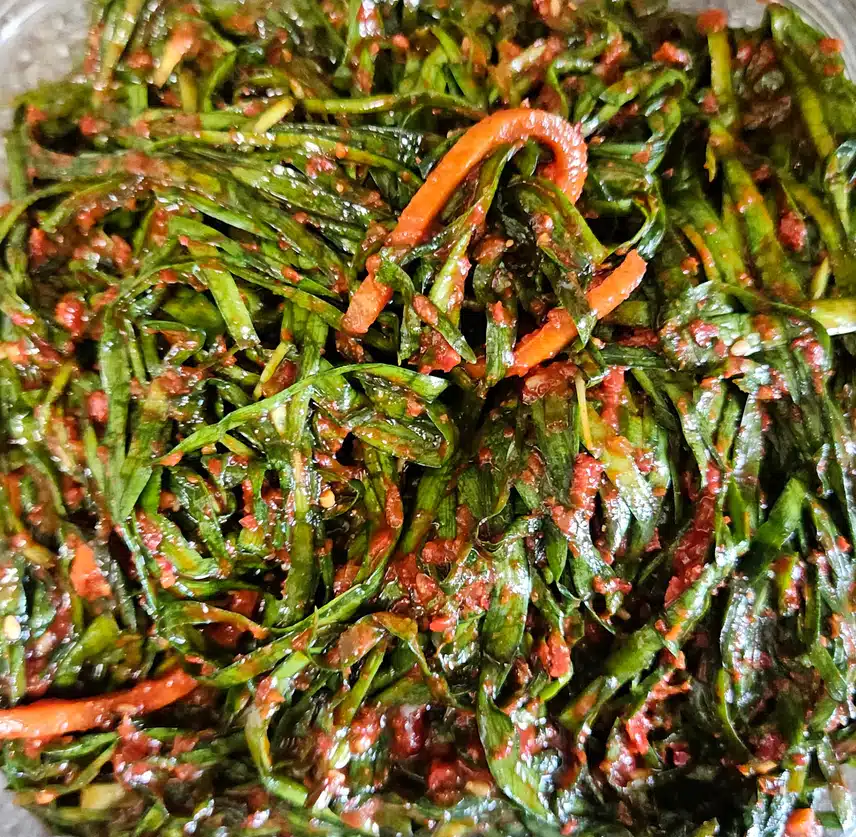 매콤한 부추김치 담갔네요.
