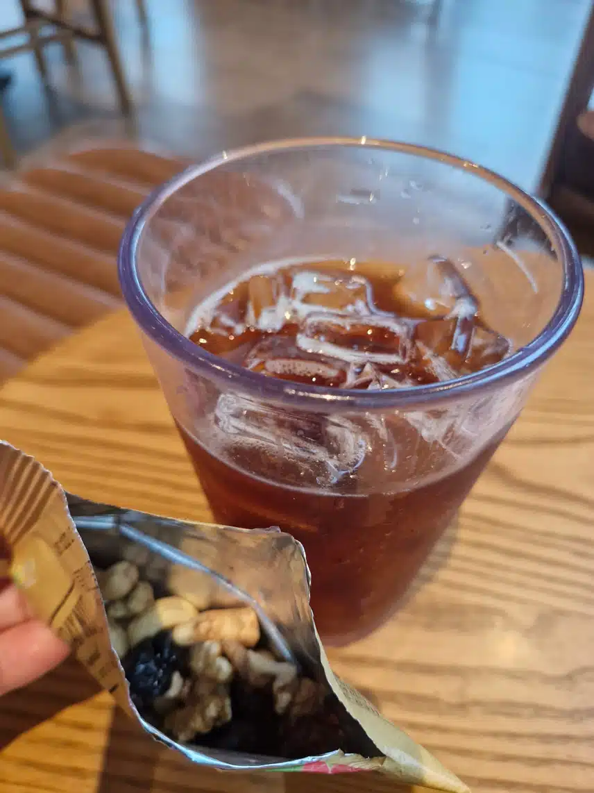 산책후 견과류+커피..