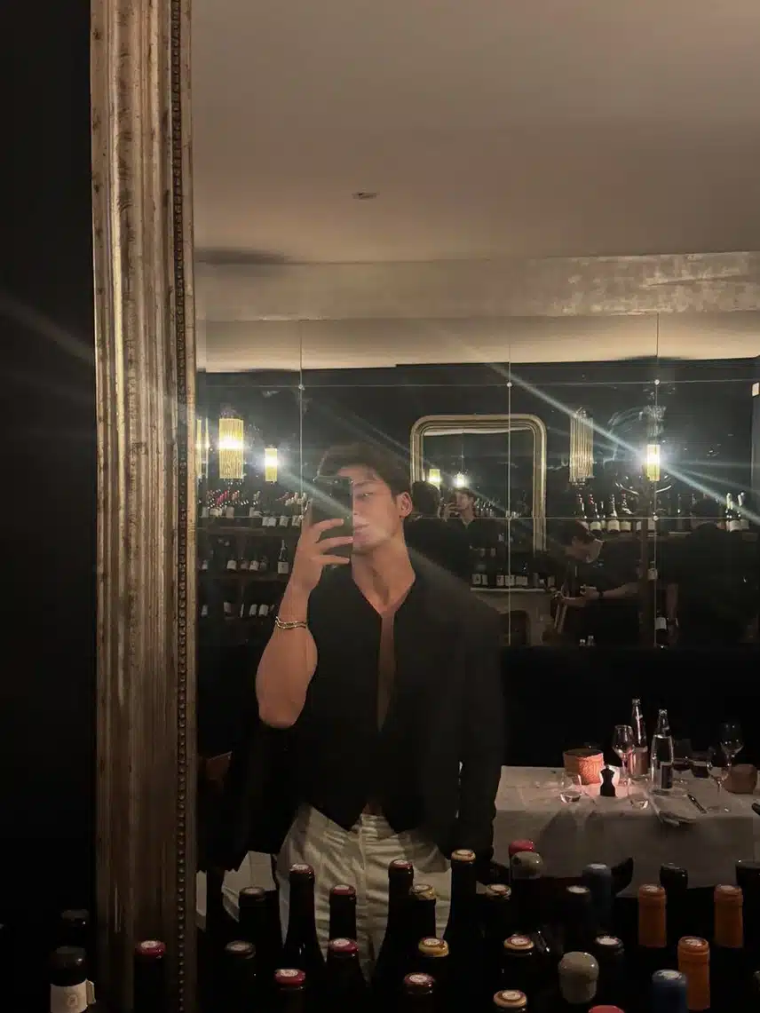 Seventeen Mingyu's mirror selfie in a nice atmosphere