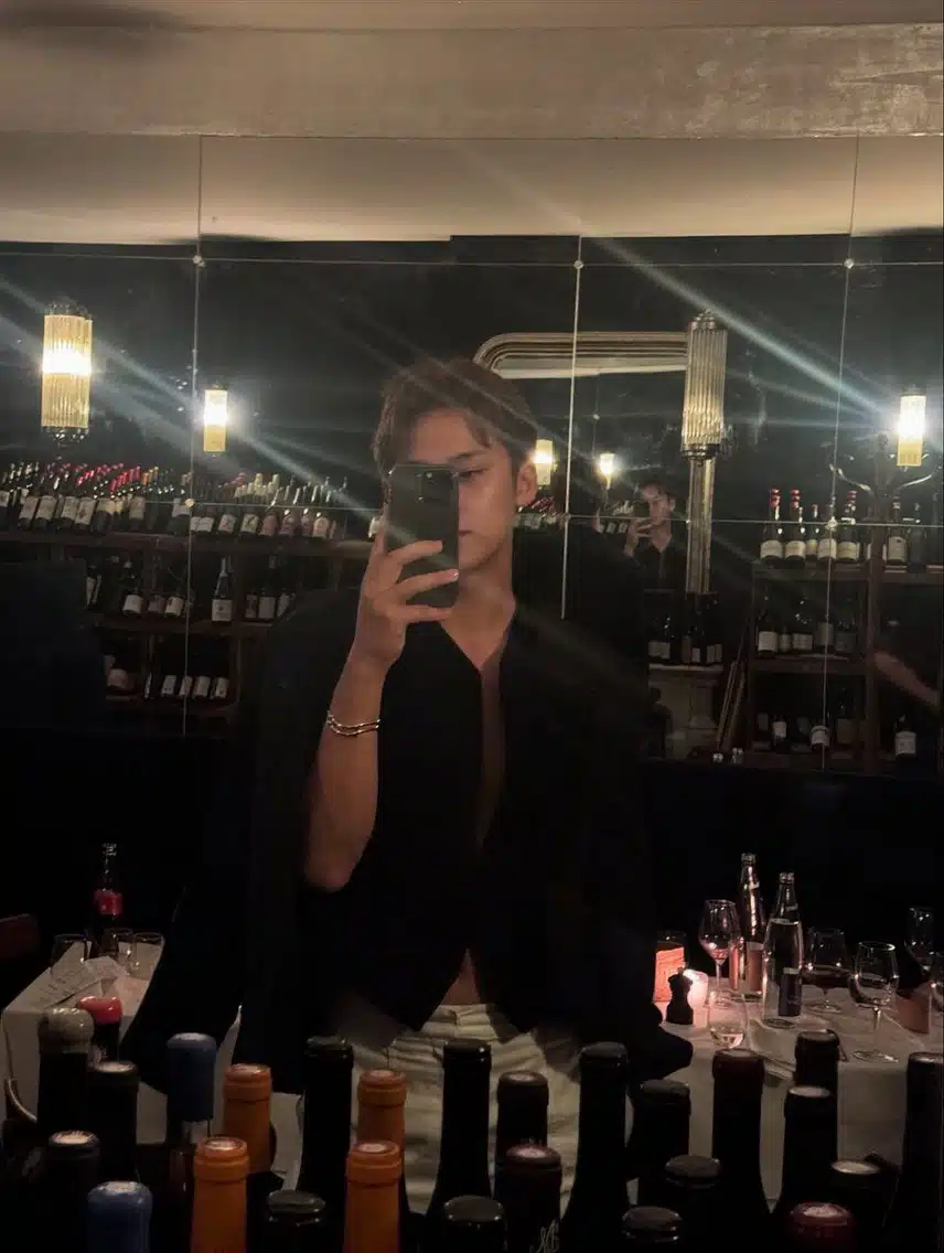 Seventeen Mingyu's mirror selfie in a nice atmosphere